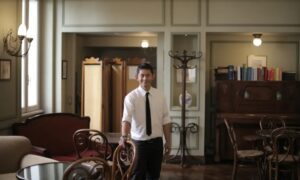 Restaurantmanager zet een oude vrouw die onderdak vraagt buiten; de volgende dag ziet hij haar zitten met de eigenaar.