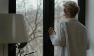 Een vrouw negeert de brieven van haar man, die ze 53 jaar geleden heeft verlaten, bezoekt hem één keer en treft een vervallen huis aan.