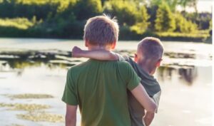 Jongen gaat het graf van zijn tweelingbroer bezoeken, komt niet terug naar huis, zelfs niet om 23.00 uur — Verhaal van de dag
