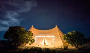 Ik keerde terug naar huis van de begrafenis van mijn dochter en vond een tent in mijn achtertuin — ik werd bleek van wat ik erin vond.