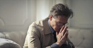 Mijn vriendin van lange tijd stelde me eindelijk voor aan haar tienerzoon, niet wetende dat hij per ongeluk haar geheim zou onthullen