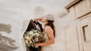 De vrouw brengt spellen naar het tehuis en ontmoet een jongen die eruitziet zoals haar overleden man.