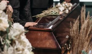 De vrouw brengt spellen naar het tehuis en ontmoet een jongen die eruitziet zoals haar overleden man.