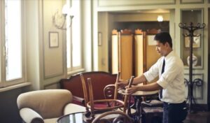 Restaurantmanager zet een oude vrouw die onderdak vraagt buiten; de volgende dag ziet hij haar zitten met de eigenaar.
