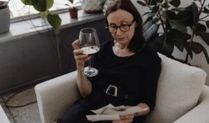 Een vrouw negeert de brieven van haar man, die ze 53 jaar geleden heeft verlaten, bezoekt hem één keer en treft een vervallen huis aan.