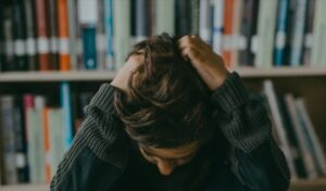 Jongen gaat het graf van zijn tweelingbroer bezoeken, komt niet terug naar huis, zelfs niet om 23.00 uur — Verhaal van de dag