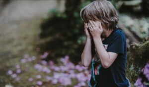 Jongen gaat het graf van zijn tweelingbroer bezoeken, komt niet terug naar huis, zelfs niet om 23.00 uur — Verhaal van de dag