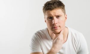 Ik stond op het punt mijn vriendin ten huwelijk te vragen met Valentijn toen ik per ongeluk haar schokkende geheim ontdekte in haar Google-zoekgeschiedenis.