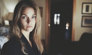 Een vrouw opende mijn appartement met een sleutel en beweerde dat mijn man haar had uitgenodigd, maar toen ze hem zag, vroeg ze: "Wie is dat?"