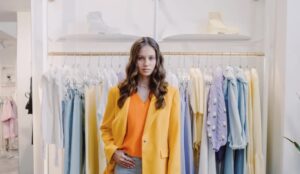 Een verkoopster zet een oude dame uit een luxewinkel, een politieagent brengt haar kort daarna terug – Verhaal van de dag