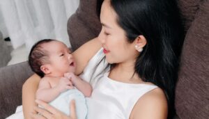 Ik liet mijn pasgeboren baby bij mijn man achter voor een zakenreis, hij begon zich vreemd te gedragen toen ik terugkwam – zijn reden shockeerde me.
