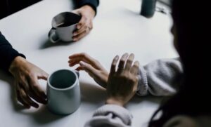 Mijn ex-man heeft zijn hele vermogen aan mij nagelaten en zijn weduwe en pasgeboren kind met niets achtergelaten – moet ik het overhandigen?