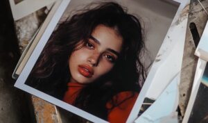 Ik ging de afgesloten garage van mijn man binnen, waar hij elke avond doorbracht – overal lagen foto's van een prachtige jonge vrouw.