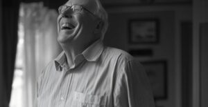 Ik heb een zorgverlener ingehuurd voor mijn oude vader — toen zei hij tegen me: 'Ze is niet wie ze zegt dat ze is.'