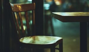 Ik serveerde een oudere man een diner voor twee, maar toen niemand kwam, ontdekte ik een waarheid die me versteld deed staan — Verhaal van de Dag