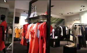 Een verkoopster zet een oude dame uit een luxewinkel, een politieagent brengt haar kort daarna terug – Verhaal van de dag