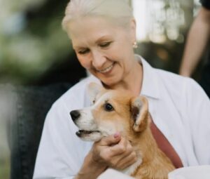 Arme jongen hoort hond blaffen in het huis van de buurman gedurende twee dagen en besluit binnen te kijken.