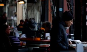 Dakloze man vroeg me om koffie voor hem te kopen op zijn verjaardag — uren later zat hij naast me in de eerste klas.
