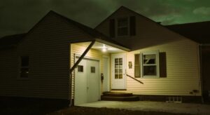Dochter ziet hoe haar vader elke nacht stiekem het huis uit sluipt en vertelt het aan haar moeder - Verhaal van de dag.