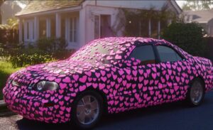 Op Valentijnsdag werd ik wakker en zag ik dat mijn auto bedekt was met papieren hartjes. Het zag er schattig uit, totdat ik er een pakte en het bericht erop las.