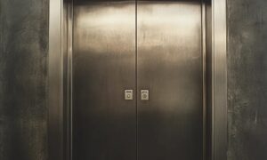 De vrouw dacht dat doen alsof ze iemands vriendin was op een bruiloft grappig zou zijn, totdat ze er spijt van kreeg.