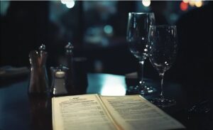 Een oude man had diner voor twee personen besteld, maar toen niemand kwam, ontdekte ik een waarheid die me schokte.
