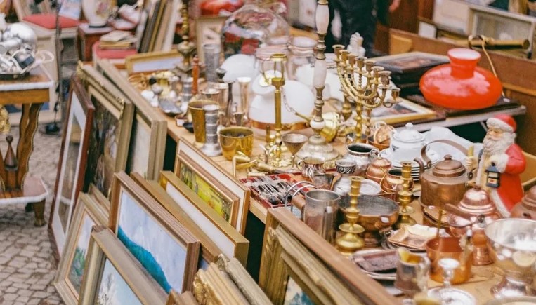 Haar man maakt zich lustig over het oude porseleinen ei dat een vrouw op de vlooienmarkt heeft gekocht, dus vroeg ze hem om het te openen.