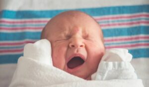 Wat gebeurt er wanneer de vreugde van het verwelkomen van een pasgeboren baby wordt overschaduwd door verraad, wreedheid of een hartverscheurende afwijzing? Deze vier ontroerende verhalen onthullen hoe gezinnen de wonden hebben overwonnen... verhalen die je hart zullen doen samenzijn. De huilen van een pasgeborene zouden het geluid moeten zijn van hoop, liefde en nieuwe beginnen. Maar voor deze gezinnen werd de komst van hun kinderen verwelkomd met verraad, manipulatie en verscheuring. Elk verhaal onthult de harde realiteit van het navigeren door ouderschap terwijl men de diepste wonden draagt, veroorzaakt door de mensen die het dichtst bij hen stonden. Verhaal 1: Ik ging mijn vrouw en onze pasgeboren tweeling ophalen in het ziekenhuis – ik vond alleen de baby's en een brief. Die dag was ik helemaal in de wolken toen ik naar het ziekenhuis ging, met ballonnen die naast me zweefden. Ik kon niet wachten om Suzie en onze tweeling, Callie en Jessica, mee naar huis te nemen. Ik had dagen besteed aan het perfectioneren van de babykamer, het voorbereiden van een familiediner en het plannen van een warm welkom. Maar bij aankomst stortte alles in. Suzie was weg. Ik vond mijn dochters vredig slapend in hun wieg, en een brief die op me wachtte: "Vaarwel. Zorg goed voor hen. Vraag je moeder waarom ze dit mij heeft aangedaan." Deze woorden deden pijn. Mijn handen trilden toen ik ze opnieuw las. Dit was niet echt... het kon niet echt zijn. Suzie was toch gelukkig, nietwaar? Een verpleegster kwam binnen met de papieren, maar haar kalme uitdrukking verdween toen ik vroeg waar Suzie was. "Ze is vanochtend vertrokken," zei ze nerveus. "Ze zei dat je het wist." Ik wist het niet. In een staat van verbijstering reed ik naar huis, mijn dochters op de achterbank, en de opgevouwen brief in mijn hand. Thuis werd ik verwelkomd door mijn moeder, Mandy, op de veranda met een brede glimlach en een stoofpot. "Oh, laat me mijn kleinkinderen zien!" riep ze uit. Ik zette een stap achteruit. "Nog niet, mama," zei ik koud terwijl ik haar de brief overhandigde. "Wat heb je Suzie aangedaan?" Haar glimlach verdween, en toen ze de brief las, werd haar gezicht bleek. "Nou, ik weet het niet..." "Liegt je niet tegen me! Je hebt nooit van haar gehouden! Je hebt haar altijd bekritiseerd en ondergewaardeerd. Wat heb je gedaan om haar zover te krijgen om deze extreme stap te zetten?" Haar ogen vulden zich met tranen terwijl ze naar binnen haastte. "Ik heb alleen geprobeerd haar te helpen." Ik kon haar niet meer vertrouwen. Die nacht, terwijl de tweeling sliep, zocht ik naar antwoorden. Tussen Suzies spullen vond ik een brief geschreven door mijn moeder: "Suzie, je zult nooit goed genoeg zijn voor mijn zoon. Je hebt hem gevangen met deze zwangerschap, maar geloof niet dat je mij kunt bedriegen. Als je om hen geeft, ga je weg voordat je hun leven verpest." Ik geloofde mijn ogen niet en confronteerde mijn moeder meteen. Ze probeerde zich te verdedigen door te zeggen dat ze me beschermde, maar ik had genoeg. "Je hebt haar weggejaagd! Pak je spullen. Je gaat vanavond," riep ik, zonder ruimte voor discussie. Ze probeerde me te kalmeren, maar ik luisterde niet. Ze vertrok, maar de schade was al aangericht. In de weken die volgden jongleerde ik tussen slapeloze nachten en wanhopige zoektochten naar Suzie. Ik zocht contact met haar vrienden en familie, wanhopig op zoek naar een aanwijzing. Uiteindelijk bekende haar vriendin Sara: "Suzie voelde zich gevangen... niet door jou, maar door alles. Je moeder zei dat de tweeling beter af zou zijn zonder haar. Je moeder was zo manipulatief en controlerend." Het mes boorde dieper. Suzie had in stilte geleden, bang dat ik haar niet zou geloven. Maanden gingen voorbij zonder een woord. Op een dag kreeg ik een bericht van een onbekend nummer. Het was een foto van Suzie in het ziekenhuis, met de tweeling in haar armen. Onderaan stond een bericht: "Ik wou dat ik het soort moeder was dat ze verdienen. Ik hoop dat je me zult vergeven." "Suzie? Ben jij het? Oh mijn god... alsjeblieft, kom terug naar huis. Alsjeblieft... alsjeblieft," smeekte ik terwijl ik het nummer belde. Mijn vastberadenheid om haar te vinden werd alleen maar sterker. Maar de dagen gingen voorbij als bladeren op een bries, en ik vond mijn vrouw niet. Toen, een jaar later, op de eerste verjaardag van de tweeling, werd er op de deur geklopt. Suzie stond daar, met een klein cadeautasje, haar ogen vol tranen. Ze zag er beter uit, maar de verdrietigheid bleef. "Het spijt me," fluisterde ze. "Suzie?!", zei ik, terwijl de tranen over mijn wangen rolden terwijl ik haar in mijn armen nam. Voor het eerst in een jaar voelde ik me compleet. "Ik was zo dom om toe te geven aan de woorden van je moeder en mijn eigen familie te verlaten. Ik dacht... ik dacht dat ik niet goed genoeg was, zoals ze zei," huilde ze. "Laten we het niet meer over haar hebben. Ik ben blij dat je terug bent... bij ons," zei ik terwijl ik haar op haar voorhoofd kuste en we naar onze kinderen toe liepen. In de weken die volgden, opende Suzie zich. De postnatale depressie, de wreedheid van mijn moeder en haar eigen gevoel van ontoereikendheid hadden haar weggetrokken. Therapie hielp haar de kracht te vinden, maar de littekens bleven. "Ik wilde niet gaan," zei ze op een avond. "Maar ik wist niet hoe ik moest blijven." "We zullen een oplossing vinden," beloofde ik haar. En dat deden we. Genezing was niet makkelijk, maar de liefde, veerkracht en de gedeelde vreugde van het opvoeden van Callie en Jessica brachten ons dichter bij elkaar. Samen bouwden we opnieuw op wat bijna verloren was.