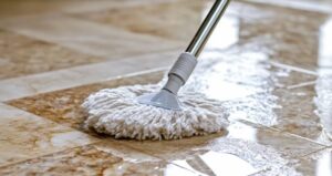 Ik kreeg een baan als schoonmaker in een luxe landhuis - Toen ik ontdekte wie de eigenaar was, werd ik bleek.