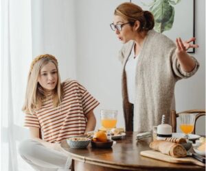 Ouders zetten dochter eruit vanwege ongehoorzaamheid, na 17 jaar ontmoet moeder haar door het lot in het ziekenhuis.