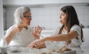 Man die zijn vrouw na 47 jaar verliet, smeekt haar maanden later op zijn knieën om vergeving.