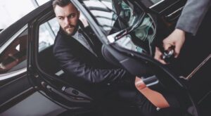 Een rijke erfgenaam vernederd een bedelaar voor een luxehotel en ziet zijn bankrekening de volgende ochtend leeggehaald.