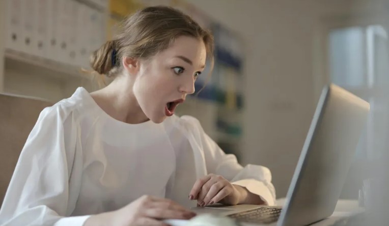 Ik heb voor de eerste keer de professionele feest van mijn man bijgewoond, maar ik had niet verwacht zijn andere "vrouw" daar te zien.