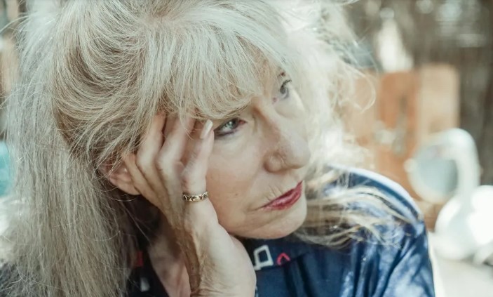 78-jarige vrouw keert terug van het verpleeghuis naar haar huis, alleen om een landhuis te vinden met andere sloten.