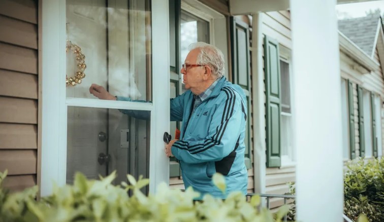 Ik werd 25 jaar geleden geadopteerd – vorige maand klopte mijn biologische vader op mijn deur en eiste 50% van alles wat ik bezit.