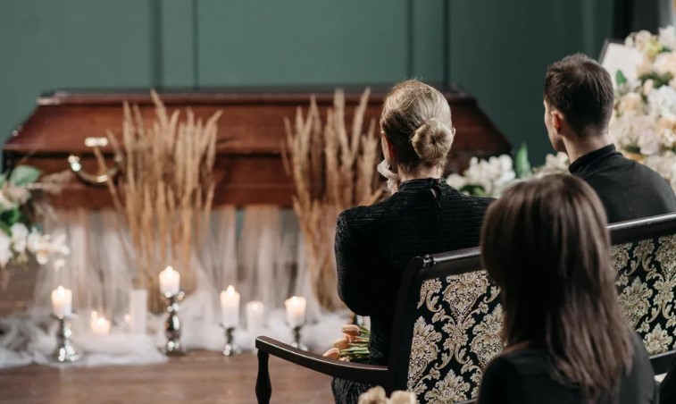 Een vrouw verkoopt de opslagruimte van haar oma voor 1.000 dollar en is geschokt wanneer ze ontdekt dat de nieuwe eigenaar er miljoenen mee heeft verdiend.