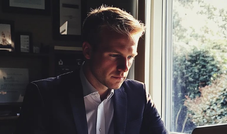 Mijn 5-jarige dochter belde me op het werk: "Mama is met haar spullen het huis uit en zei dat ik op jou moet wachten, Papa."