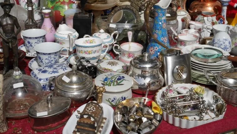 Haar man maakt zich lustig over het oude porseleinen ei dat een vrouw op de vlooienmarkt heeft gekocht, dus vroeg ze hem om het te openen.