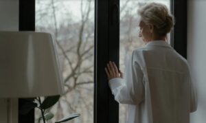 De vrouw negeert de brieven van de man, aker zij 53 jaar geleden verliet, bezoekt hem eenmaal en vindt een vervallen huis.