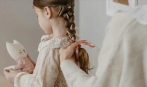 Mijn kleindochter heeft me uit mijn huis gezet omdat ik haar voor haar volgers 'in verlegenheid bracht' — als reactie gaf ik haar een les die haar voor altijd veranderde.