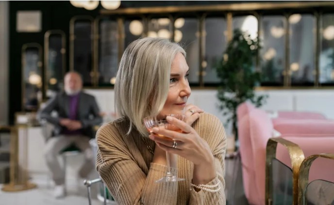 Een vrouw sprak luid via de luidspreker in een restaurant, bevuilde de jurk van mijn moeder en zei gewoon 'Oeps' – maar ik liet dit niet zomaar voorbijgaan.