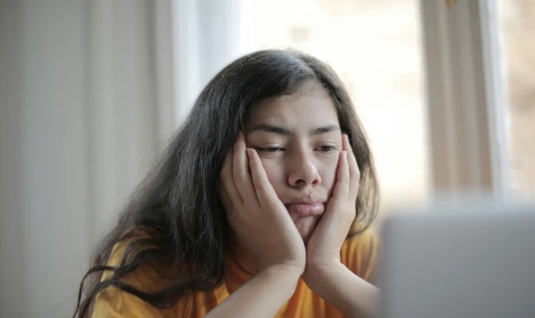Een vrouw verkoopt de opslagruimte van haar oma voor 1.000 dollar en is geschokt wanneer ze ontdekt dat de nieuwe eigenaar er miljoenen mee heeft verdiend.