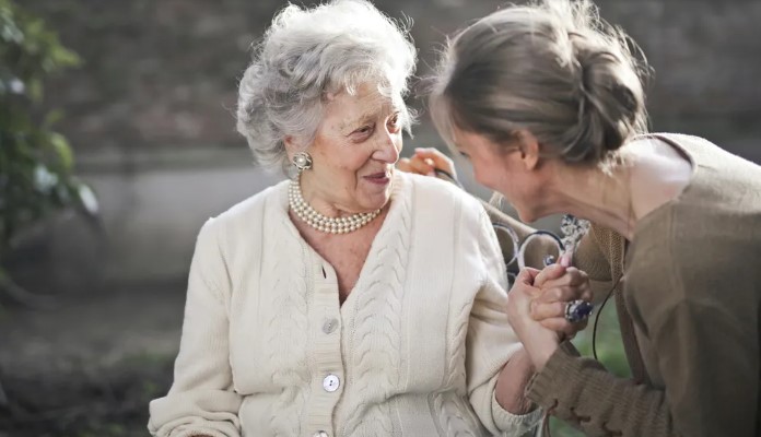 Ik was de enige die naar de brunch voor de verjaardag van mijn grootmoeder ging — nadat ik haar tranen zag, gaf ik mijn familie een les.