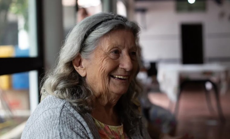 Een man die 60 jaar geleden werd geadopteerd, ontdekt dat er nog vier andere mannen zijn die er precies hetzelfde uitzien als hij.