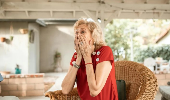 78-jarige vrouw keert terug van het verpleeghuis naar haar huis, alleen om een landhuis te vinden met andere sloten.
