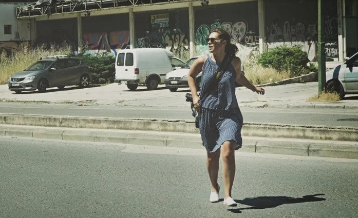 Vrouw laat vader in rolstoel op straat achter met belofte snel terug te komen en komt 12 jaar later terug – Verhaal van de dag.