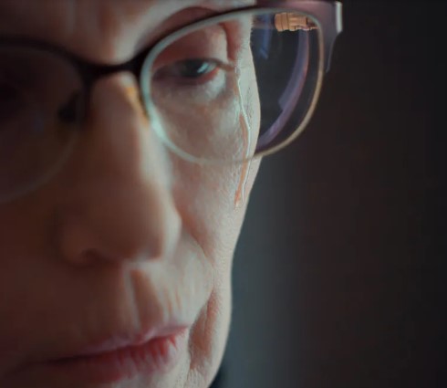 Zoontje zet zijn moeder het huis uit om in een huis zonder dak te wonen totdat zijn broer het ontdekt – Verhaal van de dag.