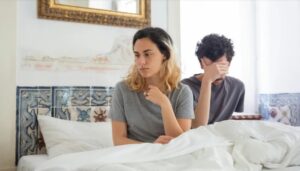 Ik kwam thuis van een lange reis zonder mijn man te waarschuwen en vond een vreemd kind binnen – 'Ik woon hier,' zei hij.