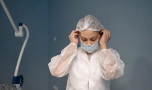 Ouders zetten dochter eruit vanwege ongehoorzaamheid, na 17 jaar ontmoet moeder haar door het lot in het ziekenhuis.