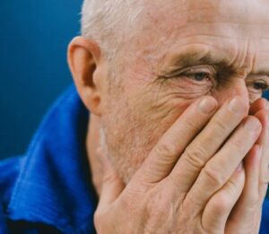 Man die zijn vrouw na 47 jaar verliet, smeekt haar maanden later op zijn knieën om vergeving.